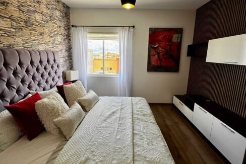 real-madeira-montesino-interiores-recamara-cabecera-tv