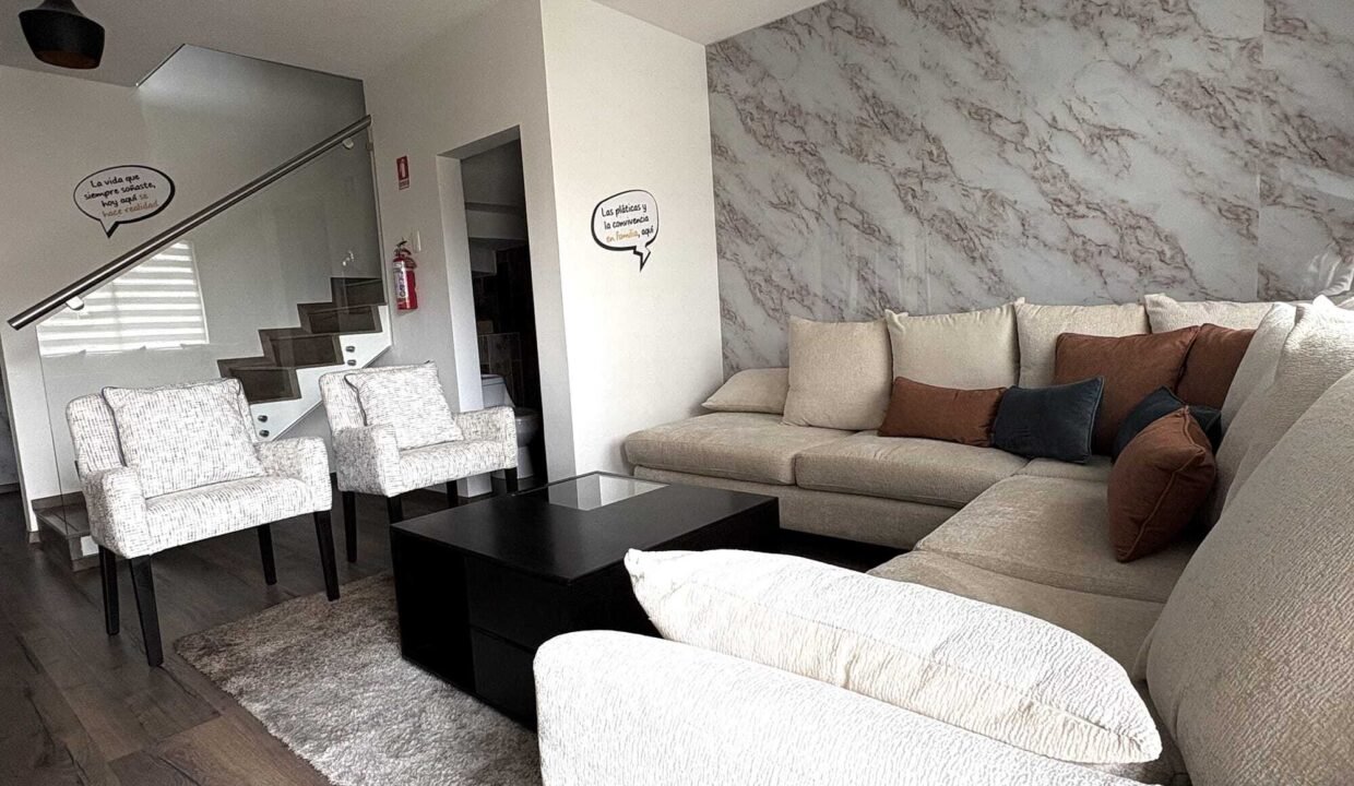real-madeira-montesino-interiores-sala-sillones-escalera