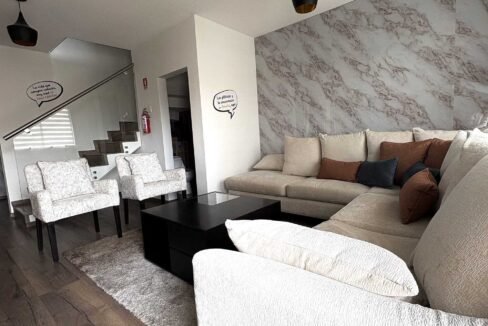 real-madeira-montesino-interiores-sala-sillones-escalera