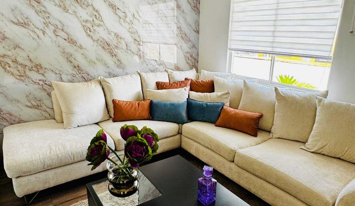 real-madeira-montesino-interiores-sala-sofa-cojines