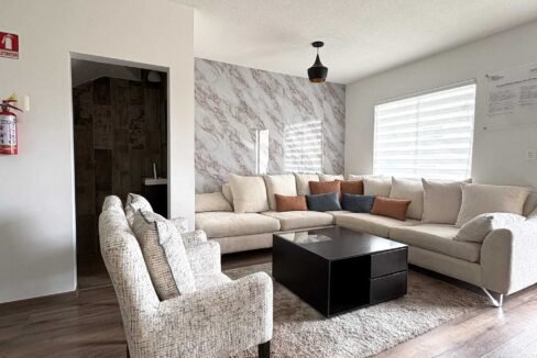 real-madeira-montesino-interiores-sala-sofa-ventana